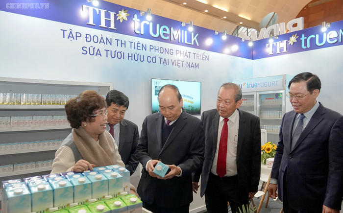 Thủ tướng thăm quan một số gian hàng. Ảnh: VGP Thủ tướng thăm quan một số gian hàng. Ảnh: VGP