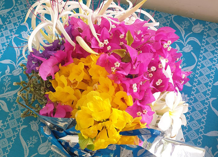 Bó hoa tươi thắm của chiến sĩ trên đảo Trường Sa dành cho thầy giáo. (Ảnh: H.T)