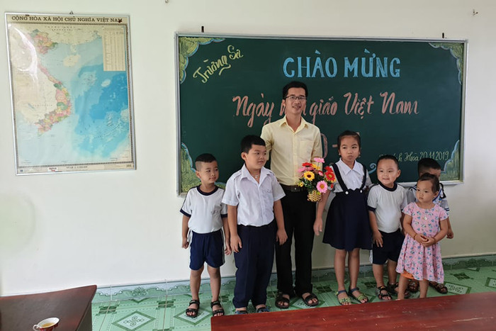 Thầy Bành Hữu Tình cùng các em học sinh. (Ảnh: H.T)