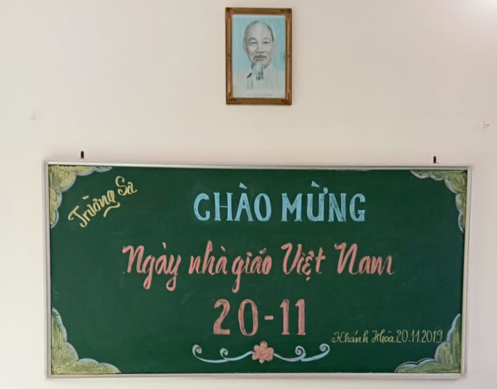 Buổi lễ tri ân ngày Nhà giáo Việt Nam đơn sơ ở thị trấn Trường Sa. (Ảnh: H.T)