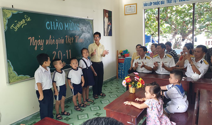 Tiết mục văn nghệ của thầy và trò trường Tiểu học thị trấn Trường Sa. (Ảnh: H.T)