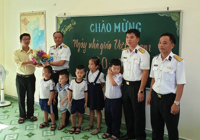 Thầy giáo đón nhận bó hoa tri ân của lực lượng hải quân trên đảo. (Ảnh: H.T)