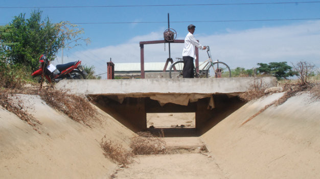 Từ năm 2013, trạm bơm Tứ Câu (Quảng Nam) ngừng hoạt động làm kênh dẫn nước cạn trơ đáy - Ảnh: Tấn Vũ / Báo Tuổi Trẻ (tuoitre.vn). Từ năm 2013, trạm bơm Tứ Câu (Quảng Nam) ngừng hoạt động làm kênh dẫn nước cạn trơ đáy - Ảnh: Tấn Vũ / Báo Tuổi Trẻ (tuoitre.vn).