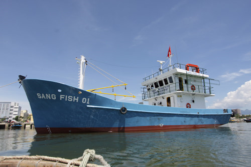 Ngày 29.3, ngư dân Lê Văn Sang (30 tuổi, ngụ P.Thuận Phước, Q.Hải Châu, TP.Đà Nẵng) cho hay gia đình đã quyết định trả lại tàu cá vỏ thép Sang Fish 01 do hư hỏng liên tục. Ảnh: Nguyễn Tú / Báo Thanh Niên. Ngày 29.3, ngư dân Lê Văn Sang (30 tuổi, ngụ P.Thuận Phước, Q.Hải Châu, TP.Đà Nẵng) cho hay gia đình đã quyết định trả lại tàu cá vỏ thép Sang Fish 01 do hư hỏng liên tục. Ảnh: Nguyễn Tú / Báo Thanh Niên.