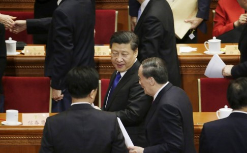 Ông Vương Kỳ Sơn chạy đến chỗ ông Tập Cận Bình sau khi kết thúc phiên khai mạc Chính hiệp toàn quốc Trung Quốc ngày hôm qua. Ảnh: SCMP.