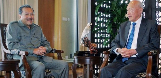 Cựu Thủ tướng Mahathir và cố Thủ tướng Singapore Lý Quang Diệu – những lãnh đạo được xem là huyền thoại chính trị của Châu Á. Ảnh: EPA. Cựu Thủ tướng Mahathir và cố Thủ tướng Singapore Lý Quang Diệu – những lãnh đạo được xem là huyền thoại chính trị của Châu Á. Ảnh: EPA.