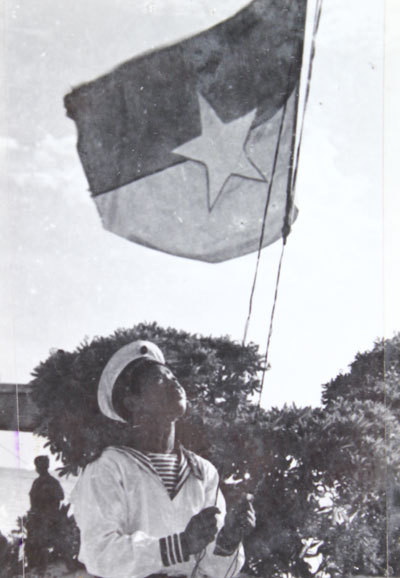 Lá cờ của Cộng hòa miền Nam Việt Nam được kéo lên trên đảo Sơn Ca ngày 25/4/1975 là minh chứng hùng hồn về sự tiếp nối của các Nhà nước Việt Nam qua các thời kỳ thực thi chủ quyền hợp pháp, hòa bình và liên tục đối với 2 quần đảo Hoàng Sa, Trường Sa. Ảnh tư liệu. Lá cờ của Cộng hòa miền Nam Việt Nam được kéo lên trên đảo Sơn Ca ngày 25/4/1975 là minh chứng hùng hồn về sự tiếp nối của các Nhà nước Việt Nam qua các thời kỳ thực thi chủ quyền hợp pháp, hòa bình và liên tục đối với 2 quần đảo Hoàng Sa, Trường Sa. Ảnh tư liệu.
