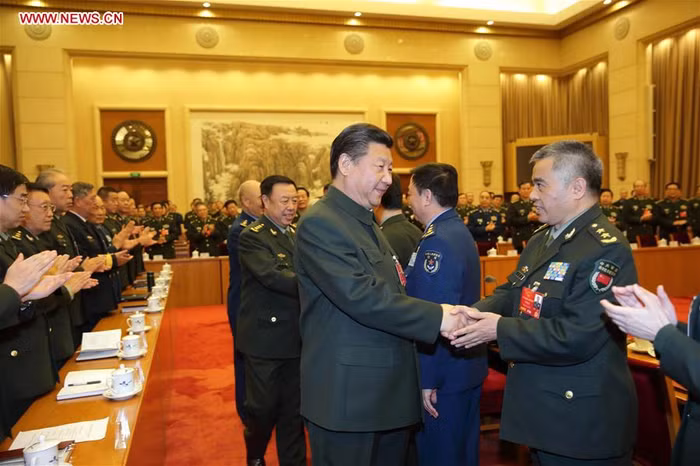 Chủ tịch Trung Quốc Tập Cận Bình gặp gỡ các sĩ quan quân đội tham dự kỳ họp Lưỡng Hội năm nay, ảnh: Tân Hoa Xã.