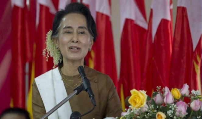 Lãnh tụ NLD Aung San Suu Kyi xin lỗi nhân dân Myanmar vì không trở thành người đứng đầu đất nước, đảm bảo tuân thủ Hiến pháp Myanmar. Ảnh: AP. Lãnh tụ NLD Aung San Suu Kyi xin lỗi nhân dân Myanmar vì không trở thành người đứng đầu đất nước, đảm bảo tuân thủ Hiến pháp Myanmar. Ảnh: AP.