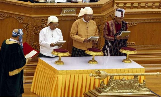 Tân Tổng thống Myanmar Htin Kyaw cùng hai Phó Tổng thống tuyên thệ nhậm chức. Ảnh: EPA. Tân Tổng thống Myanmar Htin Kyaw cùng hai Phó Tổng thống tuyên thệ nhậm chức. Ảnh: EPA.