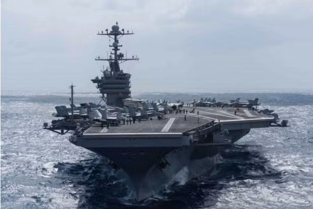 Tàu sân bay USS Johhn C. Stennis được cho là bị một số chiến hạm Trung Quốc 'vây" trên Biển Đông. Ảnh: The Straits Times.