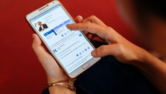 Ứng dụng trên điện thoại thông minh cập nhật mọi hoạt động của Sam Rainsy và CNRP, ảnh: The Phnom Penh Post. Ứng dụng trên điện thoại thông minh cập nhật mọi hoạt động của Sam Rainsy và CNRP, ảnh: The Phnom Penh Post.