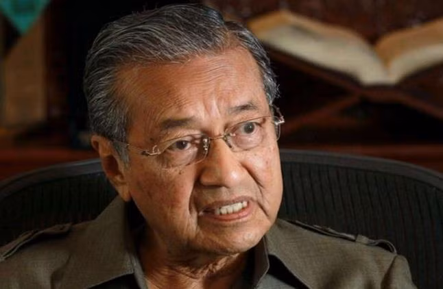 Mahathir: Hãy quên việc đối đầu quân sự với Trung Quốc ở Biển Đông ảnh 2