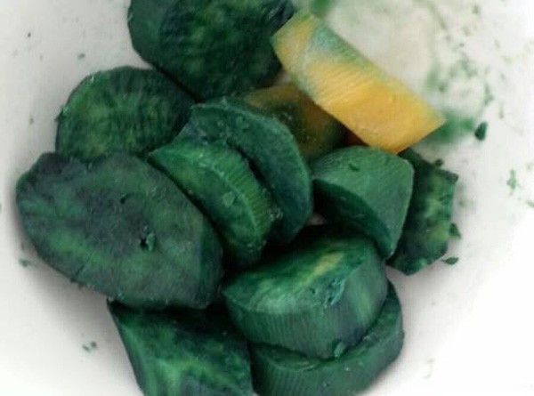 Những miếng khoai lang đổi màu lan truyền trên mạng xã hội Singapore, gây nên sự kiện “đĩa khoai lang”. Theo AVA, hiện tượng này không liên quan gì đến "chất độc da cam" như tin đồn. Ảnh lan truyền trên mạng xã hội Facebook ở Singapore. Những miếng khoai lang đổi màu lan truyền trên mạng xã hội Singapore, gây nên sự kiện “đĩa khoai lang”. Theo AVA, hiện tượng này không liên quan gì đến "chất độc da cam" như tin đồn. Ảnh lan truyền trên mạng xã hội Facebook ở Singapore.