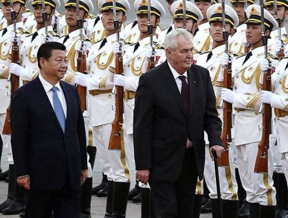 Ông Tập Cận Bình đón Tổng thống Cộng hòa Séc trong một lần thăm Trung Quốc, ảnh: SCMP.