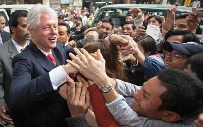 Cựu Tổng thống tài năng của nước Mỹ Bill Clinton với người dân Việt Nam. Ông Clinton đã không còn ảnh hưởng đến chính trị Hoa Kỳ sau khi kết thúc nhiệm kỳ Tổng thống của mình. Ảnh: Internet. Cựu Tổng thống tài năng của nước Mỹ Bill Clinton với người dân Việt Nam. Ông Clinton đã không còn ảnh hưởng đến chính trị Hoa Kỳ sau khi kết thúc nhiệm kỳ Tổng thống của mình. Ảnh: Internet.