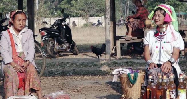 Người dân Myanmar chờ đợi sự đổi thay cuộc sống mà họ hy vọng chế độ mới sẽ mang lại. Ảnh: VOA.