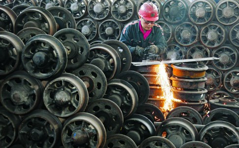 Một công nhân Trung Quốc đang hàn bánh xe điện ở bên trong xưởng sản xuất tại tỉnh An Huy, ảnh: Reuters. Một công nhân Trung Quốc đang hàn bánh xe điện ở bên trong xưởng sản xuất tại tỉnh An Huy, ảnh: Reuters.