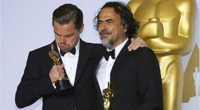 Leonardo DiCaprio và đạo diễn cho Alejandro Inarritu trong buổi lễ trao giải Oscar. Ảnh: Reuters. Leonardo DiCaprio và đạo diễn cho Alejandro Inarritu trong buổi lễ trao giải Oscar. Ảnh: Reuters.