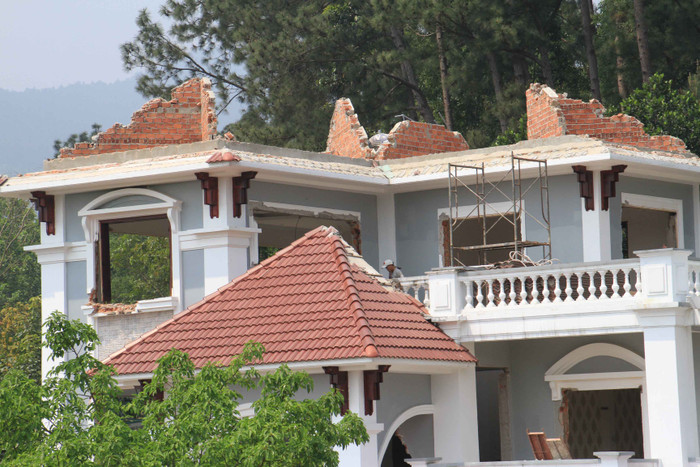 Trong lúc biệt thự xây trái phép của ông Phan Như Thạch (thiếu tướng, nguyên giám đốc Công an tỉnh Quảng Nam, đã nghỉ hưu từ tháng 9/2014) sau khi bị phát hiện, ông Thạch đã tự tháo dỡ, nhưng vì sao biệt phủ của ông Quang hiện vẫn tồn tại?. Ảnh Thùy Linh Trong lúc biệt thự xây trái phép của ông Phan Như Thạch (thiếu tướng, nguyên giám đốc Công an tỉnh Quảng Nam, đã nghỉ hưu từ tháng 9/2014) sau khi bị phát hiện, ông Thạch đã tự tháo dỡ, nhưng vì sao biệt phủ của ông Quang hiện vẫn tồn tại?. Ảnh Thùy Linh