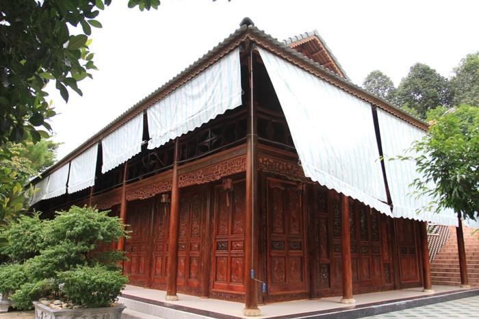 Một nhà rường gỗ bên trong biệt phủ. Ảnh Thùy Linh Một nhà rường gỗ bên trong biệt phủ. Ảnh Thùy Linh