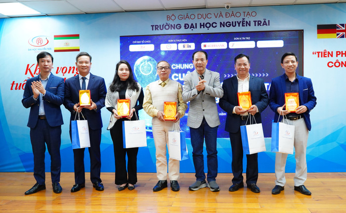 Ban tổ chức tặng kỷ niệm chương cho các nhà tài trợ, các đơn vị bảo trợ truyền thông.