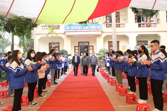 Thầy trò háo hức đón vị diễn giả nổi tiếng. Ảnh: Trung Dũng Thầy trò háo hức đón vị diễn giả nổi tiếng. Ảnh: Trung Dũng