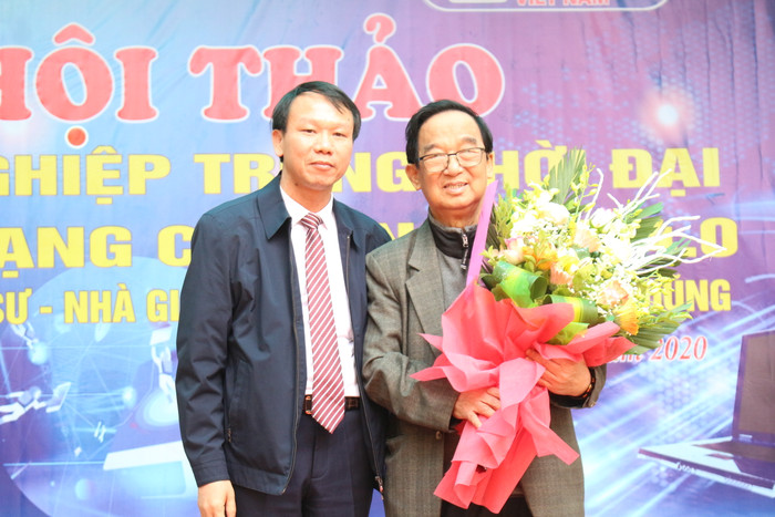 Thầy Nguyễn Danh Bắc – Hiệu trưởng trường Trung học phổ thông Lý Thường Kiệt (Việt Yên, Bắc Giang) tặng hoa cảm ơn diễn giả vì buổi chia sẻ đầy ý nghĩa. Ảnh: Trung Dũng