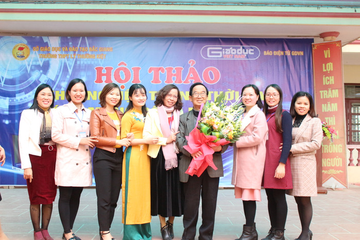 Các giáo viên nhà trường chụp ảnh lưu niệm cùng giáo sư. Ảnh: Trung Dũng Các giáo viên nhà trường chụp ảnh lưu niệm cùng giáo sư. Ảnh: Trung Dũng