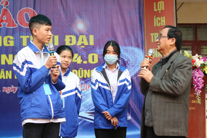 Các học sinh giao lưu cùng giáo sư Nguyễn Lân Dũng. Ảnh: Trung Dũng Các học sinh giao lưu cùng giáo sư Nguyễn Lân Dũng. Ảnh: Trung Dũng