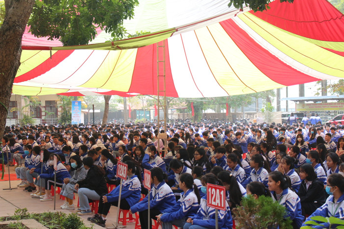 Đông đảo học sinh có mặt tại buổi hội thảo. Ảnh: Trung Dũng