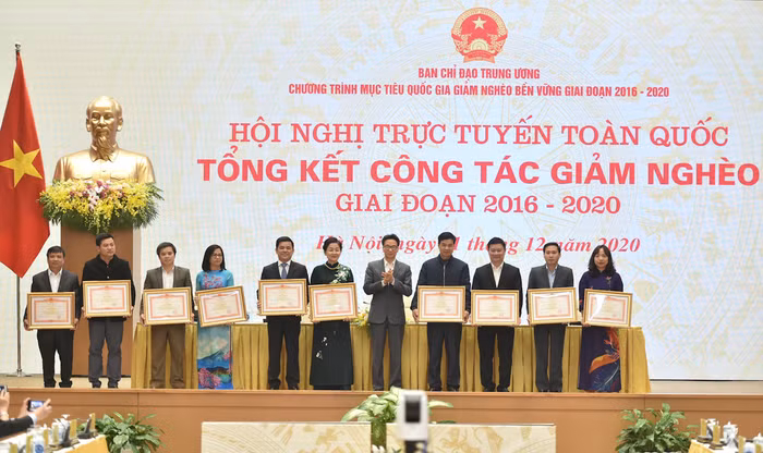 Phó Thủ tướng trao tặng bằng khen của Thủ tướng cho các cá nhân và tập thể.