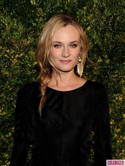 Tương tự, Diane Kruger cũng chọn mái tóc lệch với độ ngắn vừa phải nhưng cô vẫn tạo dáng thật hoàn hảo. Tương tự, Diane Kruger cũng chọn mái tóc lệch với độ ngắn vừa phải nhưng cô vẫn tạo dáng thật hoàn hảo.