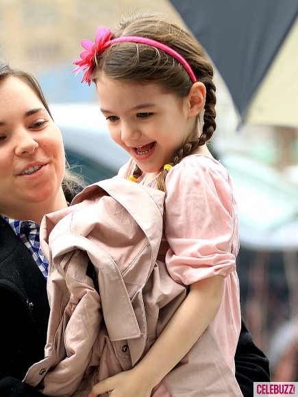 Sao nhí Suri Cruise cũng ghi điểm với mái tóc cực đáng yêu này. Sao nhí Suri Cruise cũng ghi điểm với mái tóc cực đáng yêu này.