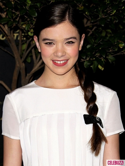Hailee Steinfeld trông đáng yêu như một nữ sinh với mái tóc tết màu hạt dẻ được làm điệu bằng giải nơ ở đuôi tóc. Hailee Steinfeld trông đáng yêu như một nữ sinh với mái tóc tết màu hạt dẻ được làm điệu bằng giải nơ ở đuôi tóc.
