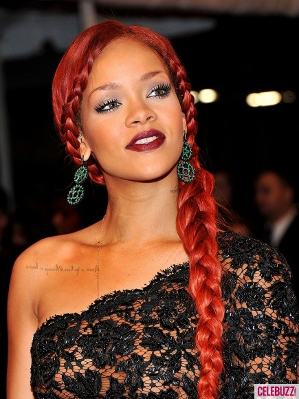 Rihanna quyến rũ đến ngỡ ngàng với mái tóc nhuộm đỏ và tết lệch dài miên man. Rihanna quyến rũ đến ngỡ ngàng với mái tóc nhuộm đỏ và tết lệch dài miên man.