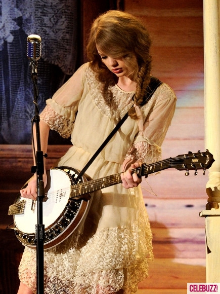 Taylor Swift là một trong những ngôi sao trẻ có những kiểu tóc tết đẹp nhất Hollywood. Taylor Swift là một trong những ngôi sao trẻ có những kiểu tóc tết đẹp nhất Hollywood.