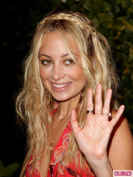Nicole Richie trông khá ấn tượng với mái tóc đánh rối tự nhiên và tết trên đỉnh đầu. Nicole Richie trông khá ấn tượng với mái tóc đánh rối tự nhiên và tết trên đỉnh đầu.