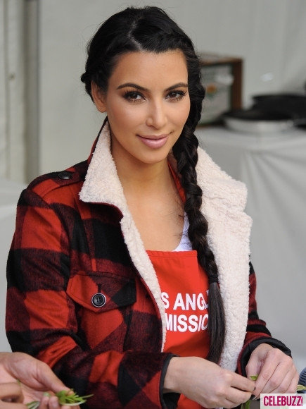 Kim Kardashian trẻ trung hơn với kiểu tóc tết này, trông cô nàng vẫn đẹp dù giữ hình ảnh thật giản dị. Kim Kardashian trẻ trung hơn với kiểu tóc tết này, trông cô nàng vẫn đẹp dù giữ hình ảnh thật giản dị.