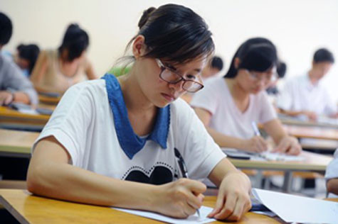 Điểm thi các môn năm nay cao hơn so với năm ngoái nên khả năng điểm chuẩn ở nhiều trường có thể sẽ nhích lên. Ảnh: Hoàng Hà. Điểm thi các môn năm nay cao hơn so với năm ngoái nên khả năng điểm chuẩn ở nhiều trường có thể sẽ nhích lên. Ảnh: Hoàng Hà.