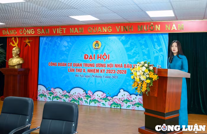 Bà Trần Lan Anh - Chủ tịch Công đoàn Cơ quan Trung ương Hội Nhà báo Việt Nam phát biểu tại Đại hội.