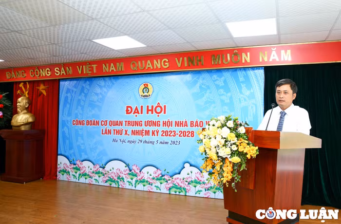 Ông Lê Trần Nguyên Huy - Chủ tịch Công đoàn cơ quan TƯ Hội Nhà báo Việt Nam nhiệm kỳ mới phát biểu tại Đại hội.