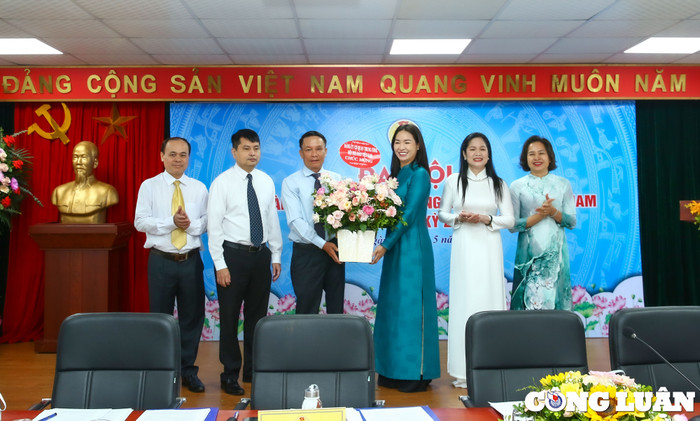 Ông Nguyễn Đức Lợi, Phó Bí thư Đảng đoàn, Bí thư Đảng ủy, Phó Chủ tịch Thường trực Hội tặng hoa chúc mừng Đại hội.