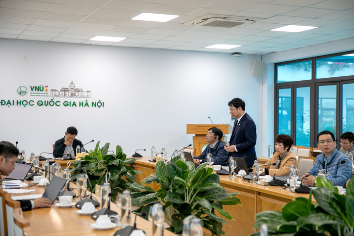 Giám đốc Trung tâm Khảo thí Nguyễn Tiến Thảo phát biểu tại buổi làm việc. Ảnh: VNU 2 (1).jpg