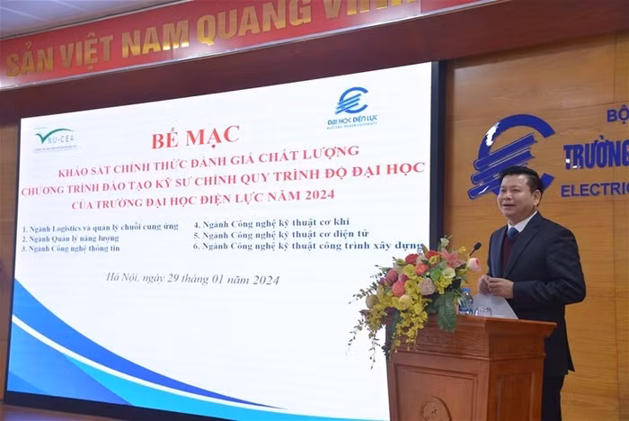 Phó giáo sư, Tiến sĩ Đinh Văn Châu - Quyền Hiệu trưởng Trường Đại học Điện lực phát biểu tại lễ bế mạc Phó giáo sư, Tiến sĩ Đinh Văn Châu - Quyền Hiệu trưởng Trường Đại học Điện lực phát biểu tại lễ bế mạc