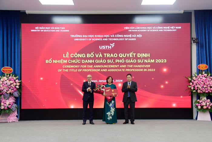 Tiến sĩ Đinh Thị Mai Thanh nhận quyết định bổ nhiệm chức danh giáo sư. Ảnh: USTH Tiến sĩ Đinh Thị Mai Thanh nhận quyết định bổ nhiệm chức danh giáo sư. Ảnh: USTH