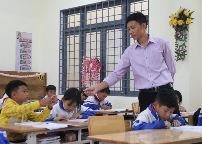 Thầy Phạm Văn Hùng – Phó Hiệu trưởng Trường tiểu học xã Đắk Hà (huyện Tu Mơ Rông, Kon Tum) phải đứng lớp 32 tiết/tuần vì trường thiếu giáo viên. Ảnh: MT thayhung-01-4759.jpg