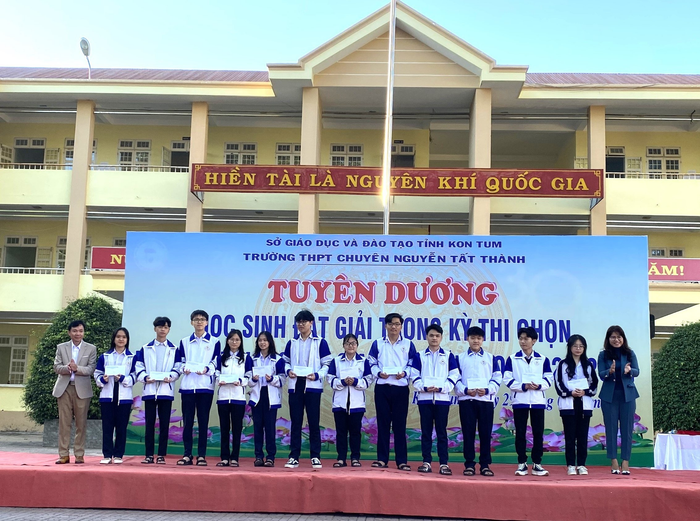 Sở Giáo dục và Đào tạo Kon Tum tổ chức lễ tuyên dương học sinh đoạt giải học sinh giỏi quốc gia phổ thông năm học 2023-2024. Ảnh: Sở Giáo dục và Đào tạo Kon Tum image006.png