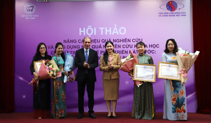 Phó giáo sư Trần Tuấn Anh trao Bằng khen của Đoàn Chủ tịch Trung ương Hội liên hiệp Phụ nữ Việt Nam cho các nữ cán bộ khoa học của Viện Hàn lâm đã được công nhận đạt tiêu chuẩn chức danh Phó giáo sư các năm 2021, 2022. Ảnh: Viện Hàn lâm Khoa học và Công nghệ Việt Nam htnutrithuc5.jpg