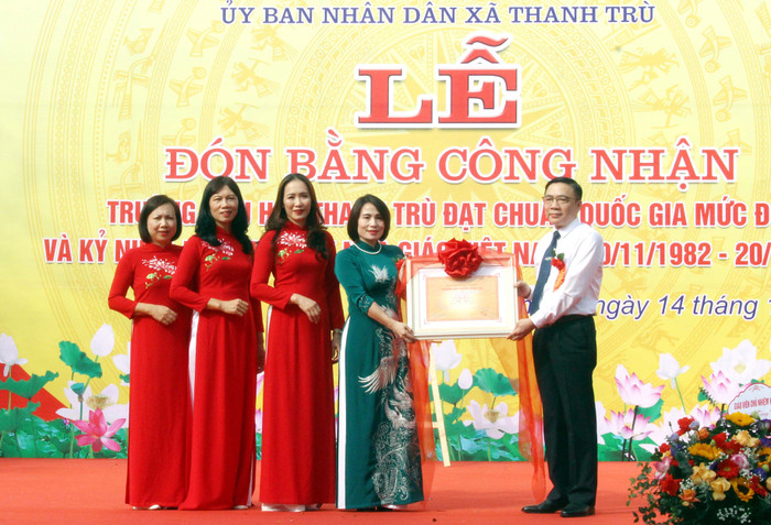 Trường tiểu học Thanh Trù đón bằng công nhận đạt chuẩn quốc gia mức độ 2. Ảnh: Báo Vĩnh Phúc vp.jpg